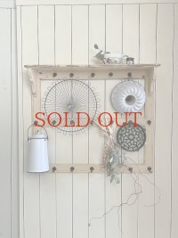 フランス フックがたくさんの 木製シェルフ  50%OFF 
