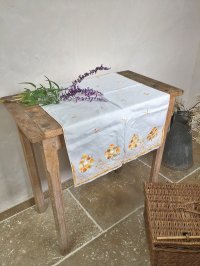 フランス 小鳥とお花の刺繍が かわいいテーブルクロス   10%OFF 