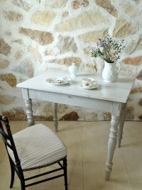 フランス 脚のデザインが素敵な ホワイトテーブル