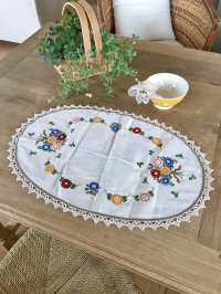 フランス お花の刺繍が素朴で かわいいテーブルクロス