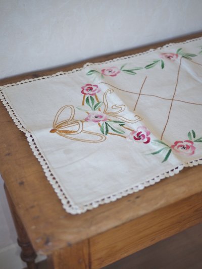 画像2: フランス お花の刺繍が素朴で かわいいテーブルクロス