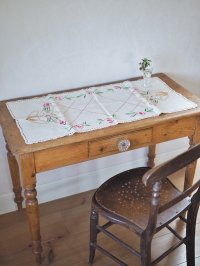 フランス お花の刺繍が素朴で かわいいテーブルクロス