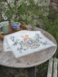 画像11: フランス 花かごの刺繍が素朴で かわいいテーブルクロス