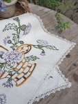 画像10: フランス 花かごの刺繍が素朴で かわいいテーブルクロス
