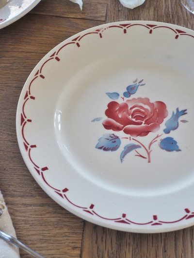 画像2: フランス バドンヴィレー製 薔薇の模様の デザートプレート