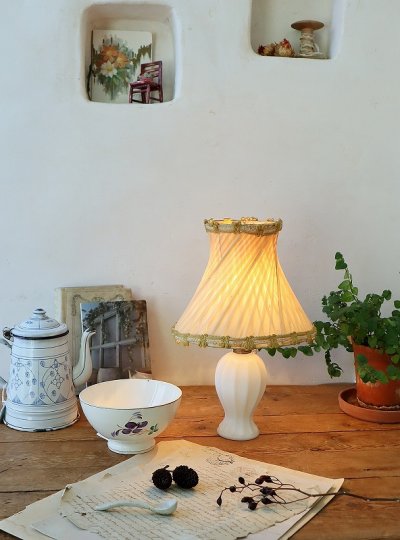 画像2: フランス ミルクガラスがかわいい テーブルランプ