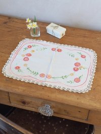 フランス お花模様の刺繍が かわいいテーブルクロス