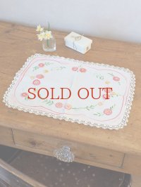 フランス お花模様の刺繍が かわいいテーブルクロス