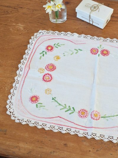 画像2: フランス お花模様の刺繍が かわいいテーブルクロス
