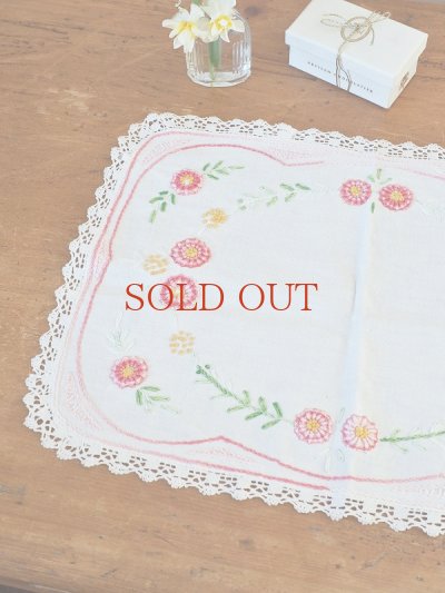 画像2: フランス お花模様の刺繍が かわいいテーブルクロス