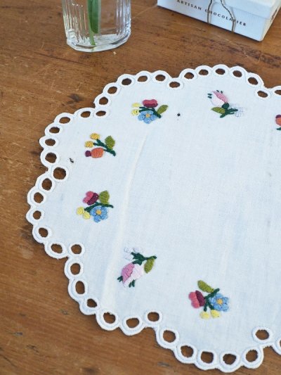 画像2: 小さなお花の刺繍が 素朴でかわいい テーブルクロス