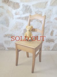 台形の座が かわいい 素朴なキッチンチェア