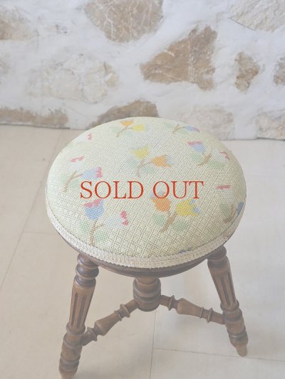 画像2: フランス チューリップ柄が かわいいピアノスツール  20%OFF 