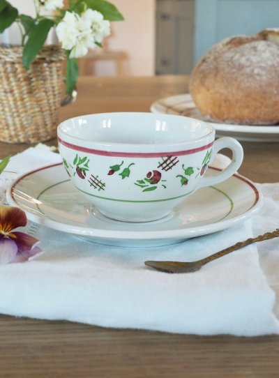 画像2: フランス ハンドペイントの お花模様がかわいい カップ＆ソーサー