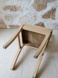 画像17: 台形の座がかわいい 素朴なキッチンチェア