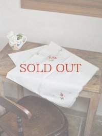 お花の刺繍がかわいい テーブルクロス