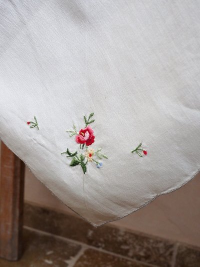 画像2: お花の刺繍がかわいい テーブルクロス
