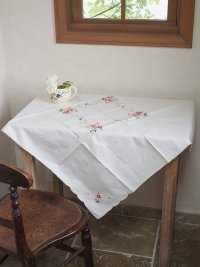 お花の刺繍がかわいい テーブルクロス
