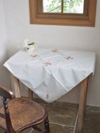 お花の刺繍がかわいい テーブルクロス
