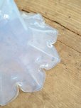 画像12: フランス 花びらのようなデザインがかわいい オパールセントガラスシェード