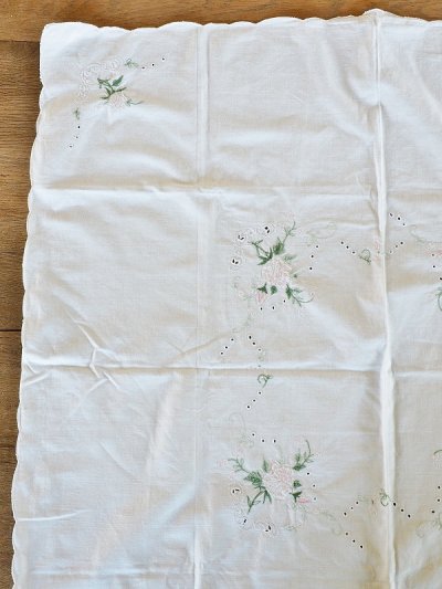 画像2: フランス 薔薇の刺繍が素敵な テーブルクロス