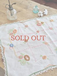 フランス お花の刺繍が素朴で かわいいテーブルクロス