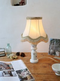 フランス 陶器の小花がかわいい テーブルランプ