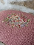 画像2: フランス<br/>プチポワンの刺繍が素敵な<br/>フットレスト (2)