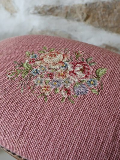 画像2: フランス プチポワンの刺繍が素敵な フットレスト