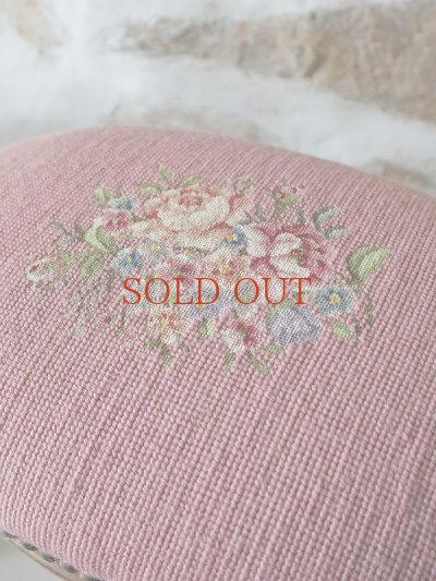 画像2: フランス プチポワンの刺繍が素敵な フットレスト