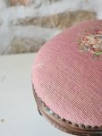 画像7: フランス プチポワンの刺繍が素敵な フットレスト