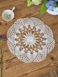 フランス お花模様がレアでかわいい レース編みテーブルセンター