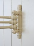 画像12: フランス やさしいクリーム色の ペイントが素敵な バンブースタイルタオル掛け