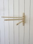 画像2: フランス<br/>やさしいクリーム色の<br/>ペイントが素敵な<br/>バンブースタイルタオル掛け (2)