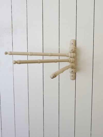 画像2: フランス やさしいクリーム色の ペイントが素敵な バンブースタイルタオル掛け
