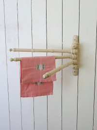 フランス やさしいクリーム色の ペイントが素敵な バンブースタイルタオル掛け