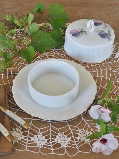 画像9: プラムの絵柄が素敵な 陶器製バターケース