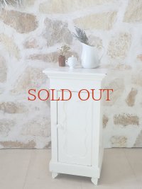 フランス デザインが素敵な ナイトキャビネット