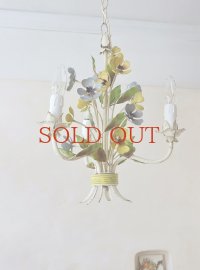 フランス 2色のお花がかわいい アイアンシャンデリア