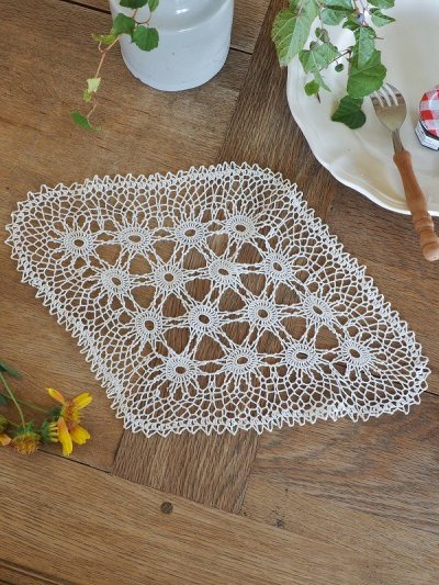 フランス　かわいい　レース編み　テーブルセンター