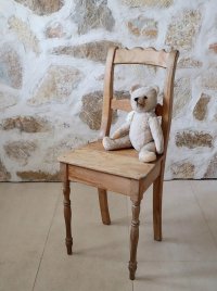 台形の座と 脚のデザインが素敵なチェア