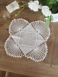 フランス デザインがかわいい レース編み テーブルセンター