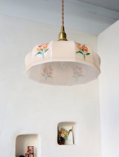 画像2: ハンドペイントの お花模様がかわいい オパリンガラス ペンダントシェード