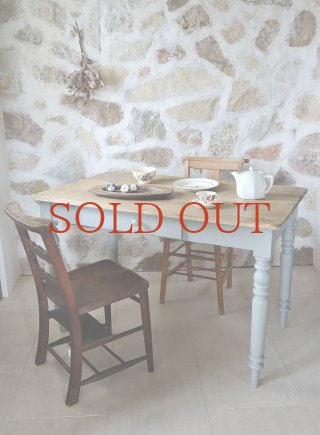 アンティーク・ブロカントのテーブル・デスクや食器棚など大型家具