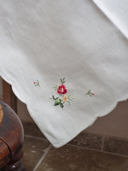 画像2: お花の刺繍がかわいい テーブルクロス (2)