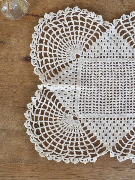 画像2: フランス デザインがかわいい レース編み テーブルセンター (2)