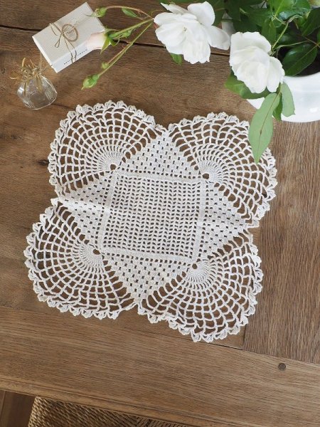 フランス　かわいい　レース編み　テーブルセンター