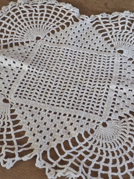 画像4: フランス デザインがかわいい レース編み テーブルセンター (4)