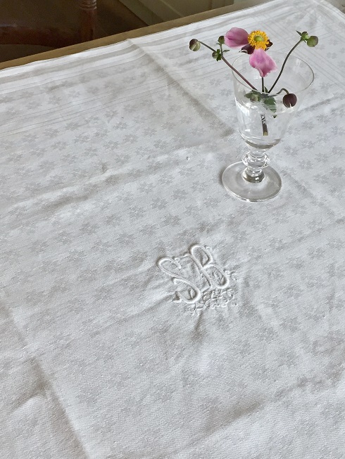 フランス ダマスク織イニシャルがかわいいテーブルクロスはかわいい