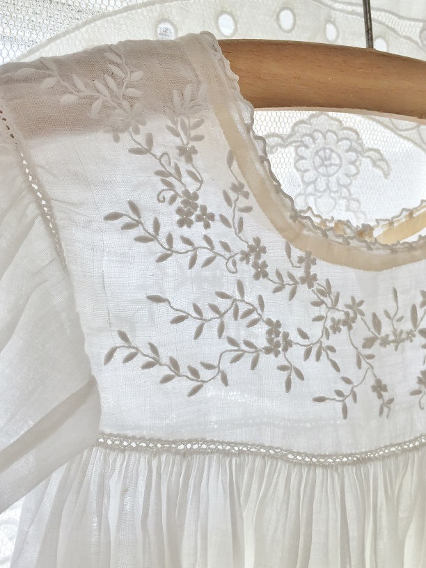 イギリス刺繍がかわいいベビードレスはかわいいアンティークネットショップfufunetI19-0036